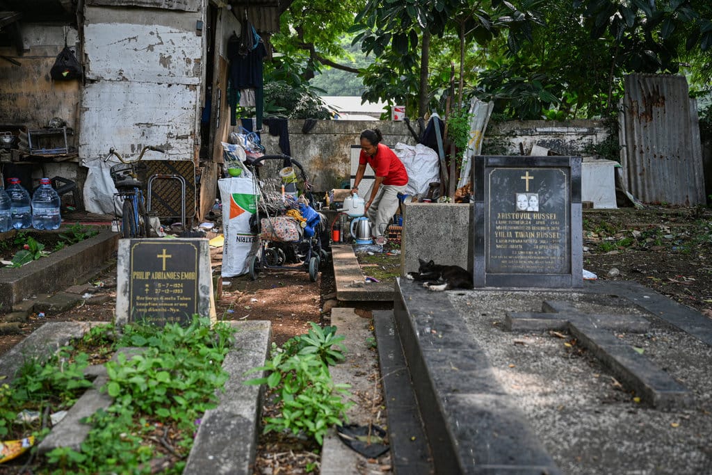 Warga mengemasi barang miliknya saat proses relokasi di area Tempat Pemakaman Umum (TPU) Menteng Pulo II, Jakarta, Selasa (2/12/2025). ANTARA FOTO/Fauzan/foc. Relokasi warga TPU Menteng Pulo II ke rumah susun