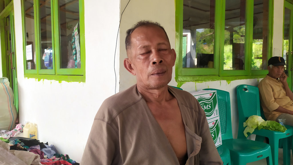 Salah seorang korban banjir bandang di Kota Padang, Safrizal (56) saat diwawancarai, Selasa (2/12/2025). Safrizal harus kehilangan seluruh harta bendanya yang tersapu banjir bandang dan hanya menyisakan pakaian di badan. (tirto.id/Fajar Alfaridho Herman) korban banjir bandang di Padang