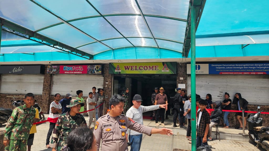 Situasi minimarket yang berada di kawasan pertokoan Kota Sibolga, Provinsi Sumatera Utara, setelah dikawal aparat gabungan pada Senin (1/12/2025). Pengamanan dilakukan setelah terjadinya aksi penjarahan oleh warga yang tidak kunjung memperoleh bantuan pascabanjir dan longsor yang menghantam daerah ini beberapa hari lalu. (Sumber: Humas Polres Sibolga) Pengamanan minimarket di Sibolga