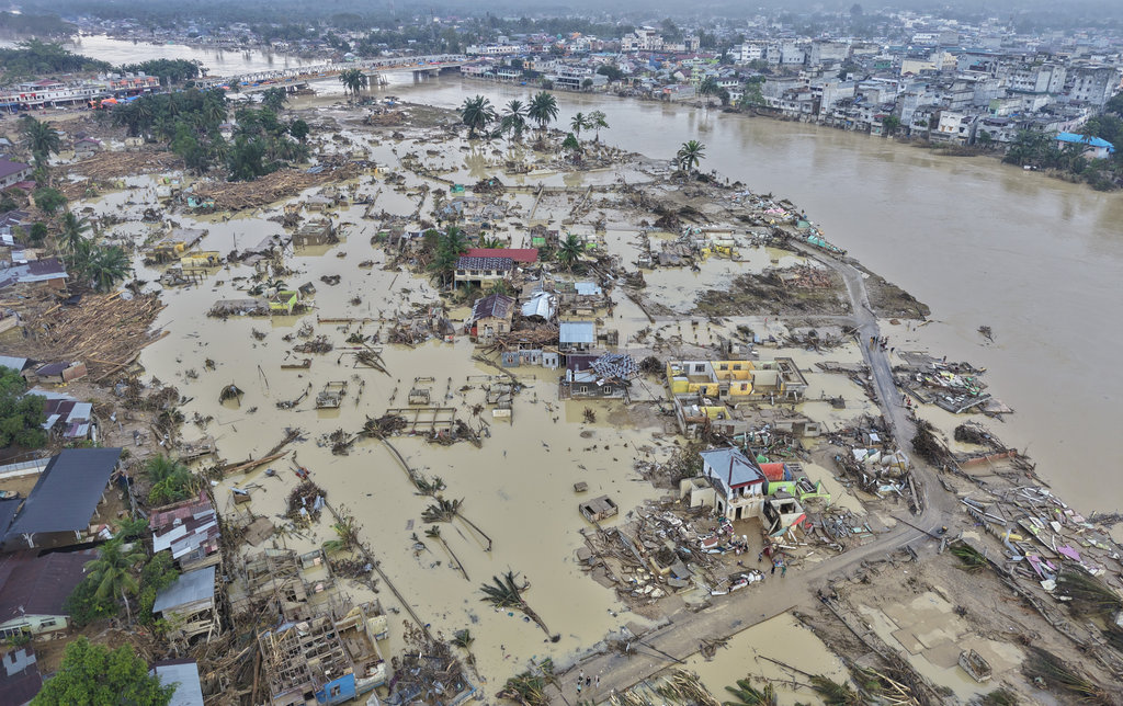 Foto udara dampak kerusakan pascabanjir bandang di Aceh Tamiang, Aceh, Selasa (2/12/2025). Banjir bandang yang melanda daerah itu pada Rabu (26/11) mengakibatkan 18 orang meninggal dunia dan tiga orang dinyatakan hilang serta merusak ribuan rumah warga sehingga menyebabkan 206.903 jiwa dari 51.726 kepala keluarga terpaksa mengungsi. ANTARA FOTO/Suhendra/Lmo/tom. Dampak banjir bandang di Aceh Tamiang