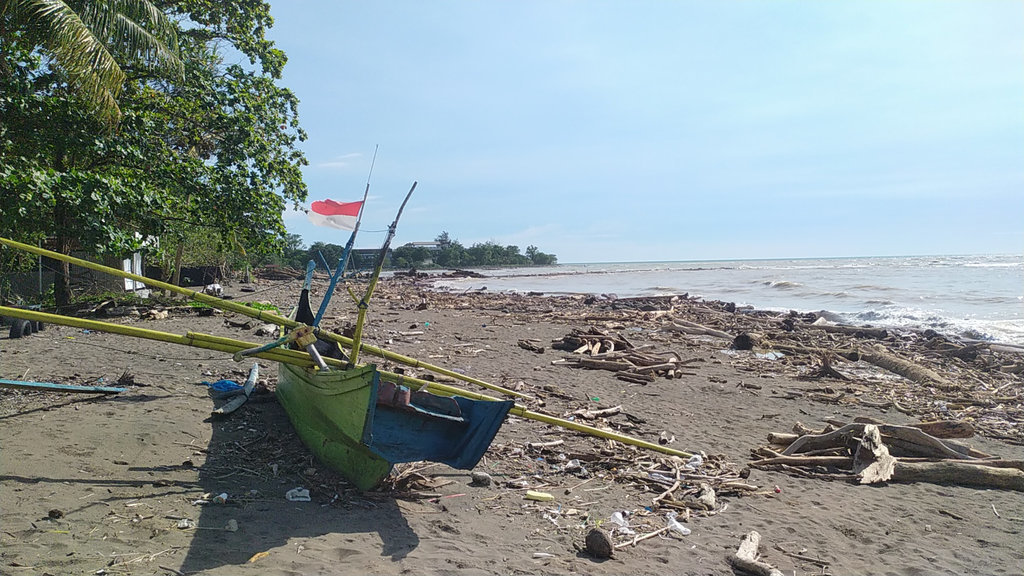 Kondisi terkini salah satu kawasan pantai di Kota Padang, Sumatera Barat yang dipenuhi tumpukan kayu berukuran kecil hingga besar, Rabu (3/12/2025). Tumpukan kayu tersebut menyebabkan nelayan tidak bisa pergi melaut. (tirto.id/Fajar Alfaridho Herman). Kondisi pantai di Padang