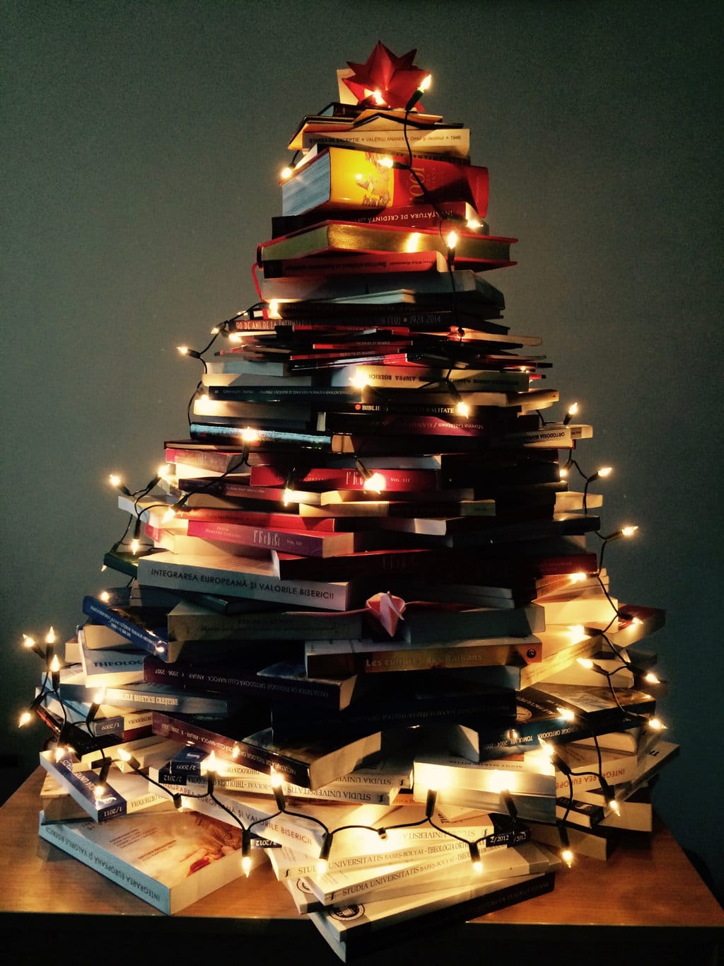 Pohon Natal terbuat dari hadiah. FOTO/iStockphoto Pohon Natal DIY