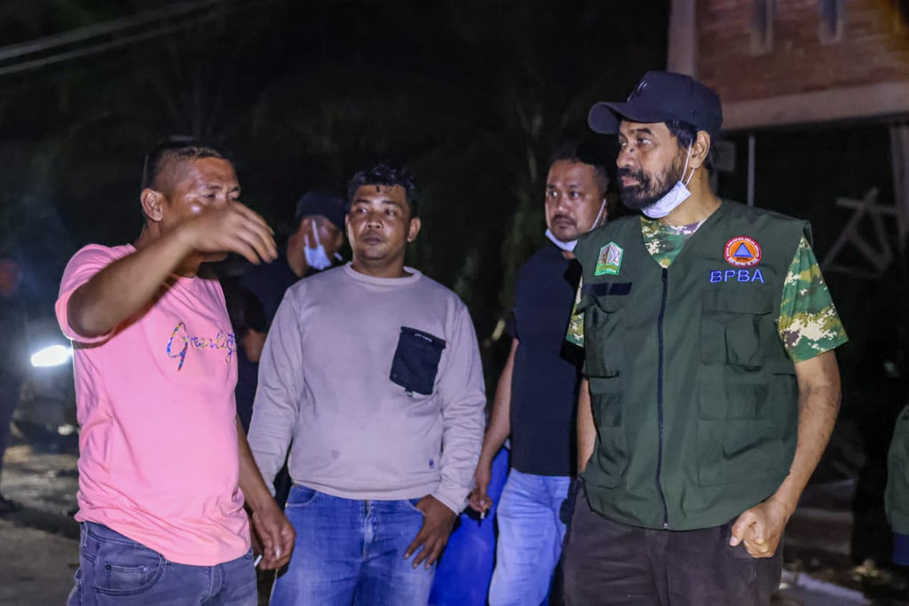 Gubernur Aceh, Muzakir Manaf atau Mualem, menerobos wilayah Aceh Tamiang untuk menyalurkan bantuan pada Rabu (3/12/2025) malam. (FOTO/Tim Media Gubernur Aceh) Gubernur Aceh Terobos Aceh Tamiang Antar Bantuan