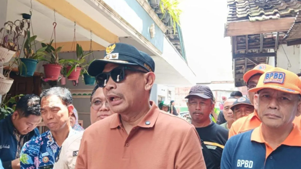 Wali Kota Malang Wahyu Hidayat memberikan keterangan kepada wartawan seusai mengunjungi daerah terdampak banjir di Kelurahan Purwodadi, Kecamatan Blimbing, Kota Malang, Jawa Timur, Jumat (5/12/2025). ANTARA/Ananto Pradana Wali Kota Malang Wahyu Hidayat