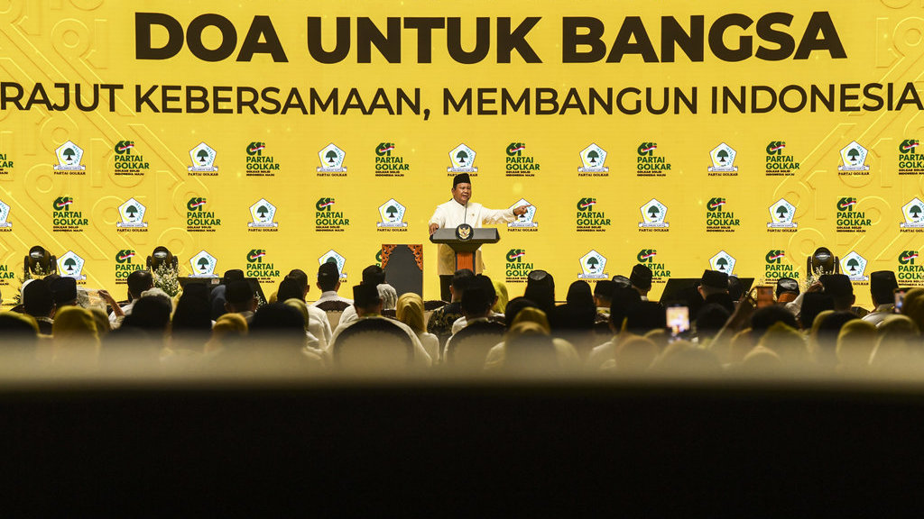 Presiden Prabowo Subianto menyampaikan sambutan dalam peringatan puncak HUT ke-61 Partai Golkar di Jakarta, Jumat (5/12/2025). Puncak HUT Partai Golkar tersebut mengusung tema 'Doa untuk Bangsa: Merajut Kebersamaan, Membangun Indonesia Maju.' Tema ini diangkat sebagai respons terhadap situasi bangsa Indonesia yang sedang menghadapi bencana di Provinsi Aceh, Sumatera Utara, dan Sumatera Barat. ANTARA FOTO/Galih Pradipta/foc. Presiden Prabowo hadiri puncak HUT ke-61 Partai Golkar