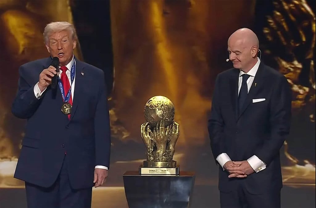Hasil tangkapan layar dari kanal YouTube FIFA saat Presiden AS Donald Trump (kiri) menerima penghargaan FIFA Peace Prize yang diberikan langsung oleh Presiden FIFA Gianni Infantino di John F. Kennedy Center for the Performing Arts, Washington, D.C, Jumat (5/12/2025). Youtube.com/FIFA Penghargaan FIFA Peace Prize Untuk Trump