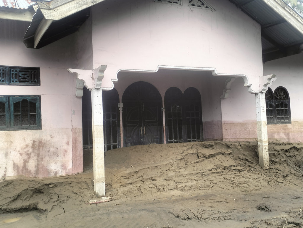 Kondisi rumah di Desa Pantee Lhong, Kecamatan Peusangan, Bireuen, Aceh, luluh lantah usai banjir menerjang desa itu, Kamis (26/11/2025). tirto.id/Fransiskus Adryanto Pratama Kondisi rumah di Desa Pantee Lhong