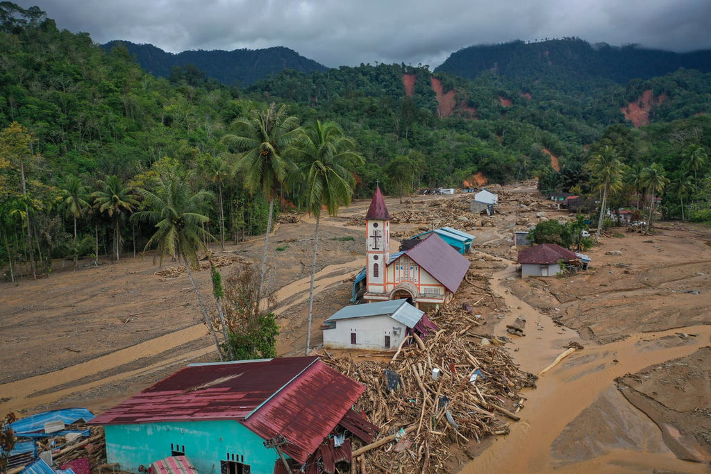 Foto udara suasana perkampungan di Kelurahan Hutanabolon yang luluh lantak akibat banjir bandang di Tukka, Kabupaten Tapanuli Tengah, Sumatera Utara, Minggu (7/12/2025). Hingga hari ke-12 pascabencana banjir bandang dan tanah longsor, masyarakat Hutanabolon saat ini masih terisolasi dan masih rawan bencana susulan. ANTARA FOTO/Muhammad Adimaja/app/nz Kawasan terisolasi dan rawan bencana susulan
