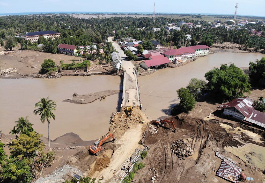Foto udara aktivias pekerja dan alat berat menyelesaikan pembangunan darurat jembatan Meureudu di Pidie Jaya, Aceh, Senin (8/12/2025). Kementerian Pekerjaan Umum terus memacu pembangunan jembatan Meureudu untuk memulihkan sarana transportasi darat di jalan lintas Banda Aceh-Medan yang putus akibat banjir bandang dan meluapnya Sungai Meureudu pada 26 Novembe. ANTARA FOTO/Irwansyah Putra/nz. Pembangunan jembatan Meureudu lintas Banda Aceh-Medan