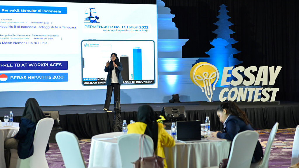 Finalis Rifdah Hannifah Dzakiyyah saat melakukan presentasi di Essay Contest Beswan Djarum 2024/2025. FOTO/dok.Bakti Djarum Foundation Body artikel Bakti Djarum Foundation 16