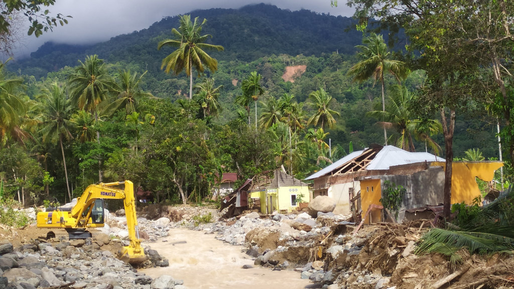Kondisi rumah Ramanis (56) yang hancur saat banjir bandang melanda Kampung Guo, Kelurahan Kuranji, Kecamatan Kuranji, Kota Padang, Sumatera Barat, Senin (8/12/2025). Rumah impian Ramanis selama puluhan tahun itu hancur setelah diterjang derasnya air dan dihantam batu serta kayu. (tirto.id/Fajar Alfaridho Herman) Rumah Ramanis Diterjang Banjir Bandang di Padang