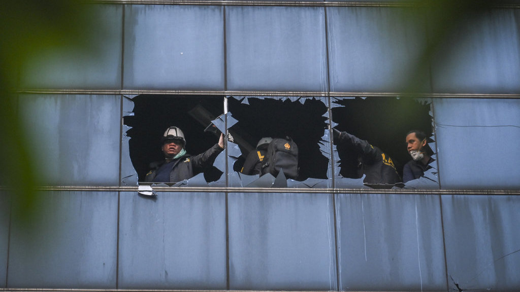Anggota Puslabfor Polri melakukan pemeriksaan di gedung Terra Drone yang terbakar di jalan Letjen Soeprapto, Cempaka Baru, Kemayoran, Jakarta Pusat, Selasa (9/12/2025). Kebakaran gedung perusahaan penyedia pesawat nirawak untuk industri tersebut mengakibatkan 22 korban meninggal. ANTARA FOTO/Hafidz Mubarak A/foc. Kebakaran gedung perusahaan penyedia pesawat nirawak