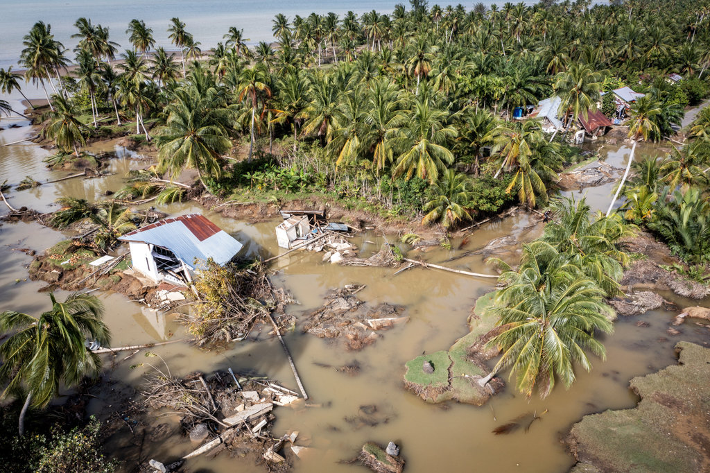 Foto udara jalan yang terputus akibat banjir di Desa Kuala Keureuto, Aceh Utara, Aceh, Senin (8/12/2025). ANTARA FOTO/Bayu Pratama S/nym. Kerusakan jalan akibat bencana hidrometeorologi di Aceh