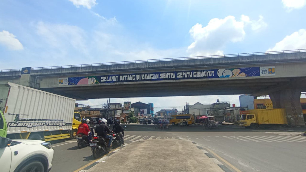 Tak ada lagi tugu sepatu ketika menuju kawasan Sentra Sepatu Cibaduyut, di Jalan Cibaduyut, Kota Bandung. tirto.id/Amad Nz. Newsplus Surutnya Pamor Sentra Sepatu Cibaduyut