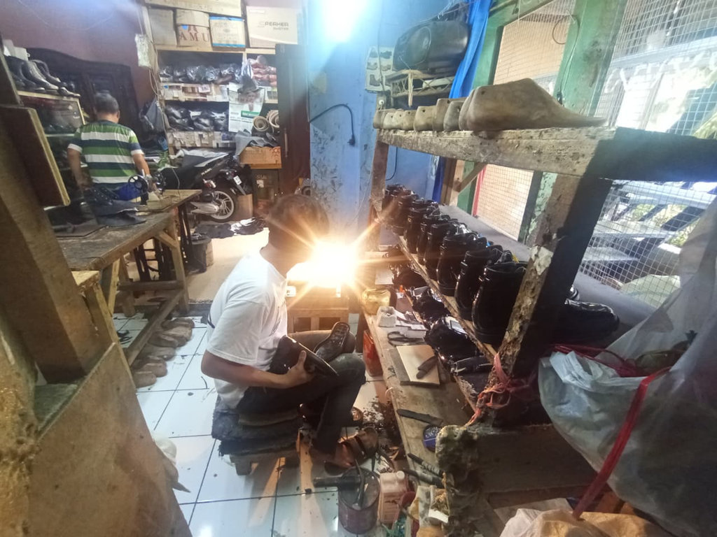 Perajin yang masih bertahan dan memproduksi sepatu di Cibaduyut, Kota Bandung, beberapa waktu yang lalu. tirto.id/Amad NZ. Newsplus Surutnya Pamor Sentra Sepatu Cibaduyut