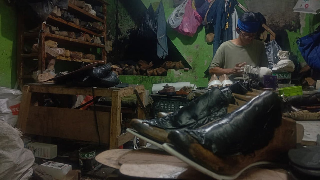 Perajin yang masih bertahan dan memproduksi sepatu di Cibaduyut, Kota Bandung, beberapa waktu yang lalu. tirto.id/Amad NZ. Newsplus Surutnya Pamor Sentra Sepatu Cibaduyut