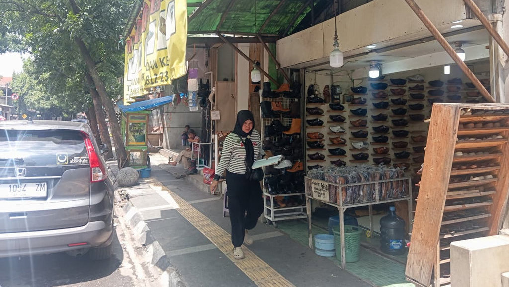 Suasana di kawasan Sentra Sepatu Cibaduyut, di Jalan Cibaduyut, Kota Bandung, beberapa waktu lalu. tirto.id/Amad NZ. Newsplus Surutnya Pamor Sentra Sepatu Cibaduyut