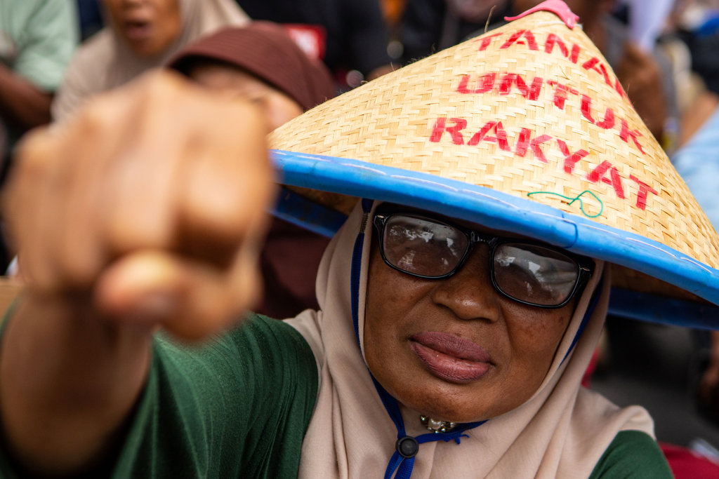 Petani dan aktivis yang tergabung dalam Gerakan Reforma Agraria dan Lingkungan Hidup Jawa Barat melakukan unjuk rasa di depan Gedung DPRD Jawa Barat, Bandung, Jawa Barat, Selasa (9/12/2025). ANTARA FOTO/Novrian Arbi/tom. Aksi gerakan reforma agraria di Bandung