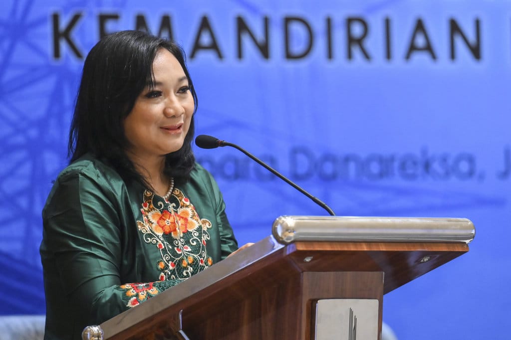 Direktur Eksekutif Indef Esther Sri Astuti memberikan sambutaan saat seminar Outlook Energi Indonesia 2026 di Jakarta, Selasa (9/12/2025). ANTARA FOTO/Hafidz Mubarak A/tom. Seminar Outlook Energi Indonesia 2026