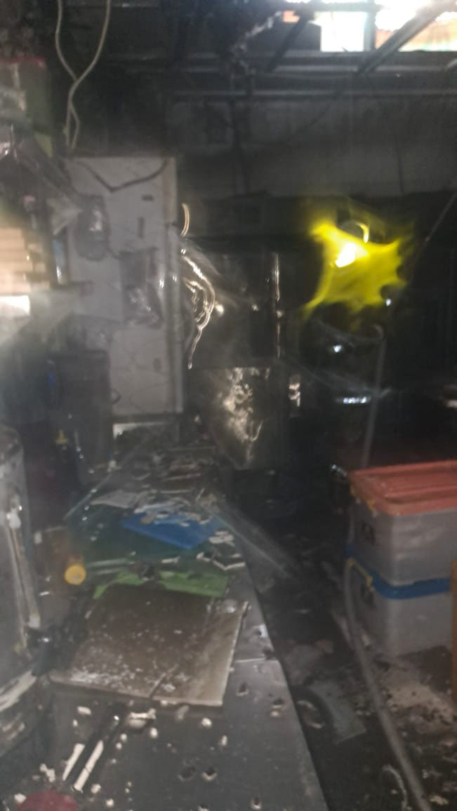 Petugas damkar berhasil memadamkan api di sebuah restoran di lantai dua AEON Mall Tanjung Barat, Kamis (11/12/2025). foto/ Command Center Damkar Jakarta Selatan Kebakaran AEON Mall Tanjung Barat