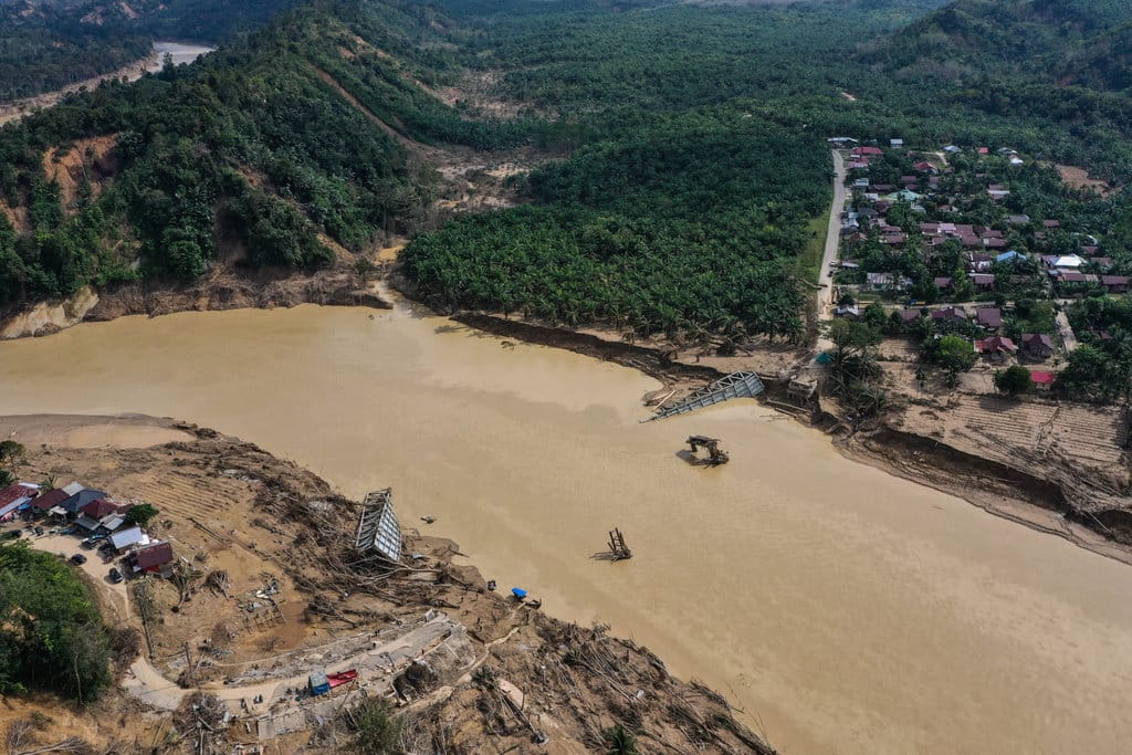 Foto udara jembatan Lubuk Sidup yang rusak akibat banjir bandang di Lubuk Sidup, Aceh Tamiyang, Aceh, Rabu (10/12/2025).ANTARA FOTO/Erlangga Bregas Prakoso/wpa/nym. Jembatan Lubuk Sidup masih putus pascabanjir di Aceh Tamiang