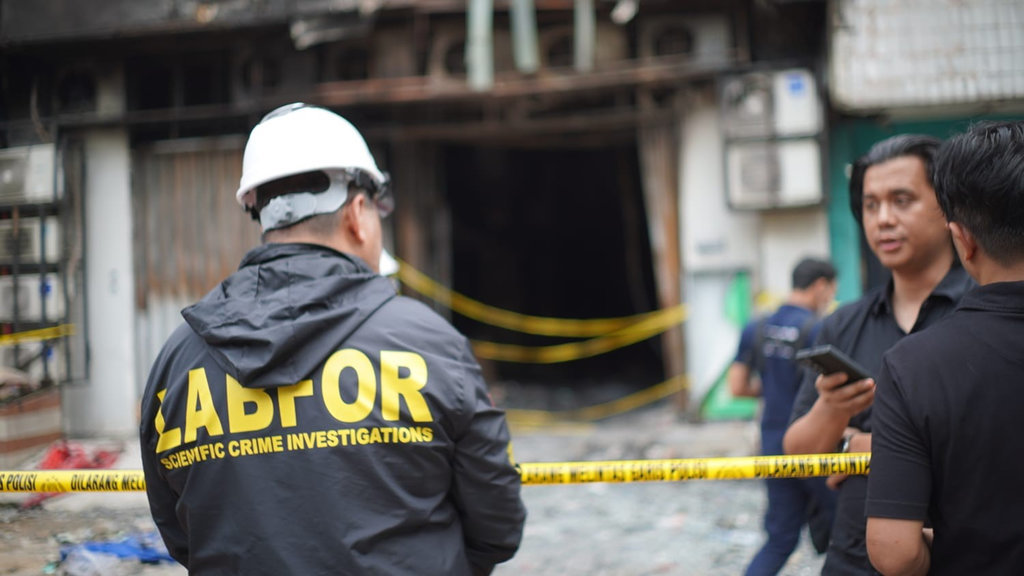 Olah TKP kedua kebakaran di Gedung Terra Drone, Jakarta, oleh Puslabfor Polri, Kamis (11/12/2025). tirto.id/Ayu Mumpuni Olah TKP Kebakaran Gedung Terra Drone