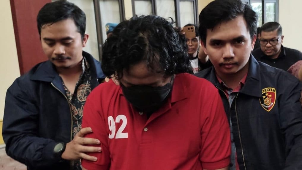 Direktur Utama (Dirut) Terra Drone Indonesia, Michael Wisnu Wardana (MWW) yang merupakan tersangka, atas kebakaran di kantornya Selasa (9/12/2025) lalu, di Polres Metro Jakarta Pusat, Jumat (12/12/2025). tirto.id/Auliya Umayna Bos Terra Drone Jadi Tersangka