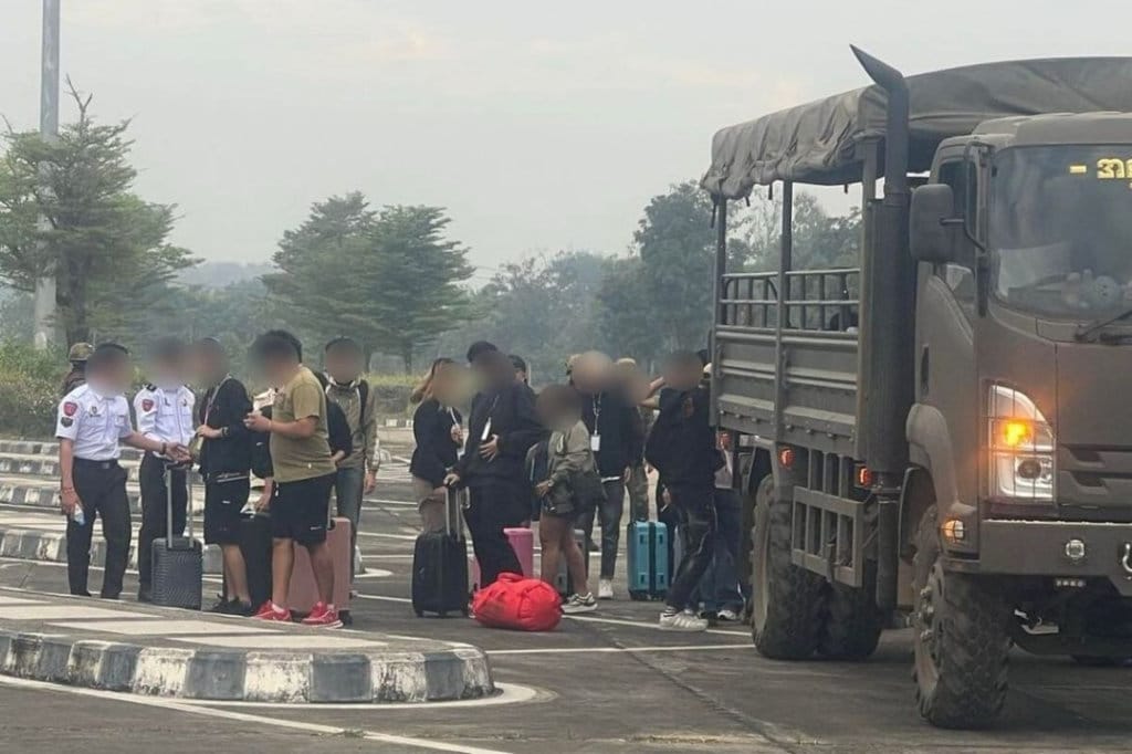 Puluhan WNI yang akan dipulangkan dalam gelombang kedua repatriasi dari Myanmar mempersiapkan keberangkatan mereka untuk menyeberang ke Thailand pada Jumat (12/12/2025). (ANTARA/HO-KBRI Yangon) Pemulangan WNI dari Myanmar