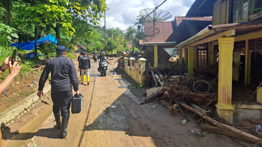 Sejumlah petugas Deputi Bidang Penegakan Hukum Lingkungan Kementerian Lingkungan Hidup saat melakukan penyegelan area bekas tambang di Nagari Kampuang Tanjuang Koto Mambang Sungai Durian, Kecamatan Patamuan, Kabupaten Padang Pariaman, Sumatera Barat, Kamis (11/12/2025). Tambang tersebut disegel karena bermasalah dan berpotensi memicu bencana banjir bandang. (FOTO/Istimewa/Kementerian Lingkungan Hidup) KLH Segel Tambang Bermasalah di Sumbar