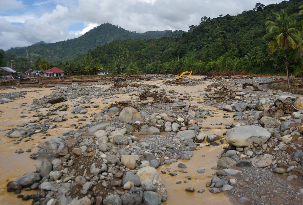 Operator mengoperasikan alat berat untuk membersihkan lokasi dari material banjir bandang di aliran Sungai Batang Kuranji, Batu Busuk, Padang, Sumatera Barat, Sabtu (13/12/2025). ANTARA FOTO/Iggoy el Fitra/tom. Aliran sungai berubah akibat banjir bandang di Padang