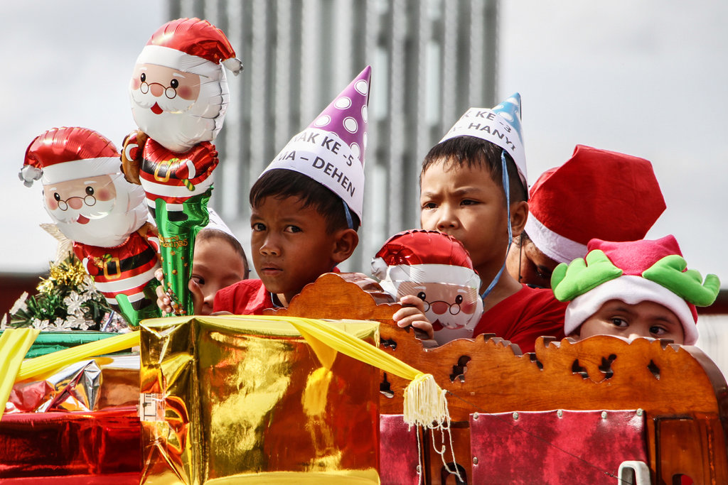 Peserta mengikuti Parade Natal 2025 di Bundaran Besar, Palangka Raya, Kalimantan Tengah, Sabtu (13/12/2025).ANTARA FOTO/Auliya Rahman/tom. Parade Natal 2025 di Palangka Raya