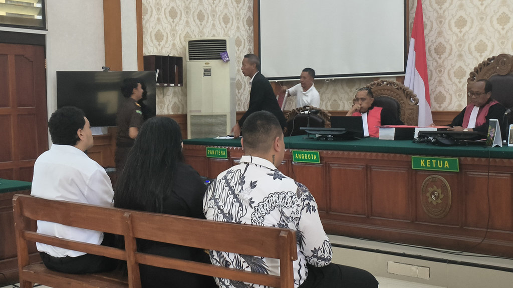 Persidangan terhadap 3 WNA Australia yang menjadi terdakwa untuk kasus penembakan di Pengadilan Negeri Denpasar, Senin (15/12/2025). Tirto.id/Sandra Gisela sidang kasus penembakan WNA Australia