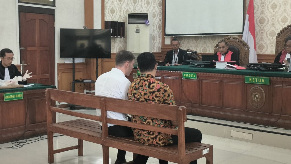 Persidangan terhadap 3 WNA Australia yang menjadi terdakwa untuk kasus penembakan di Pengadilan Negeri Denpasar, Senin (15/12/2025). Tirto.id/Sandra Gisela sidang kasus penembakan WNA Australia