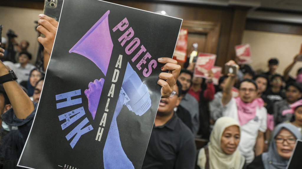 Pengunjung sidang mengangkat poster menjelang sidang pembacaan dakwaan atas terdakwa Delpedro Marhein di PN Jakarta Pusat, Jakarta, Selasa (16/12/2025). ANTARA FOTO/Hafidz Mubarak A/nym. Dukungan terhadap Delpedro cs saat sidang dakwaan