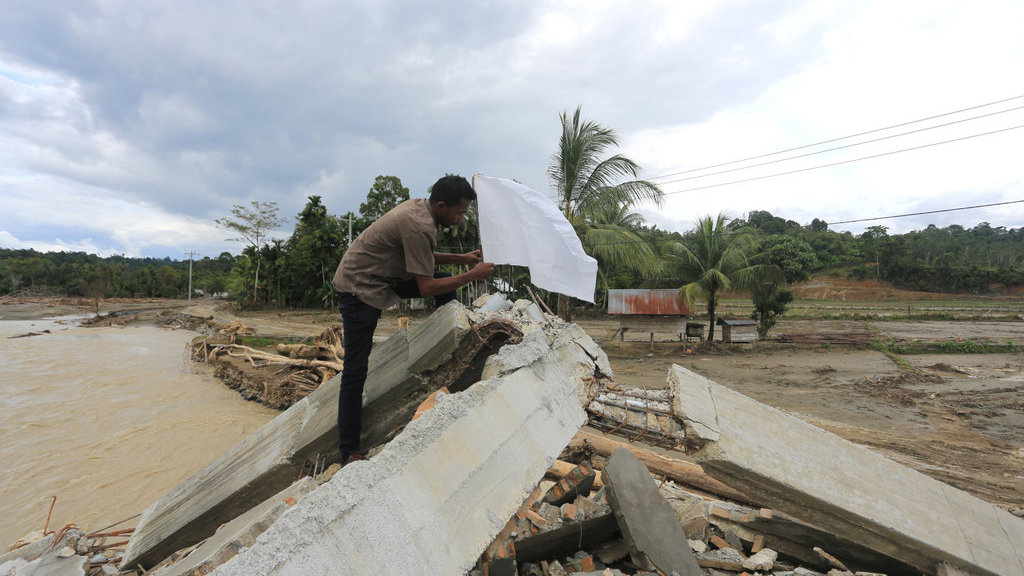 Warga memasangkan bendera putih di depan rumahnya yang rusak pasca bencana hidrometeorologi di Desa Jambak, Kecamatan Pante Ceureumen, Aceh Barat, Aceh, Rabu (17/12/2025). ANTARA FOTO/Syifa Yulinnas/foc. Bendera putih berkibar di Aceh Barat