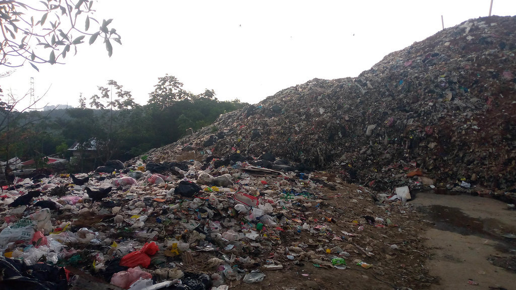 Tumpukan sampah TPA Cipeucang yang sudah merangsek menuju pekarangan rumah warga Curug, Serpong, Tangerang Selatan. tirto.id/Fajar TPA Cipeucang