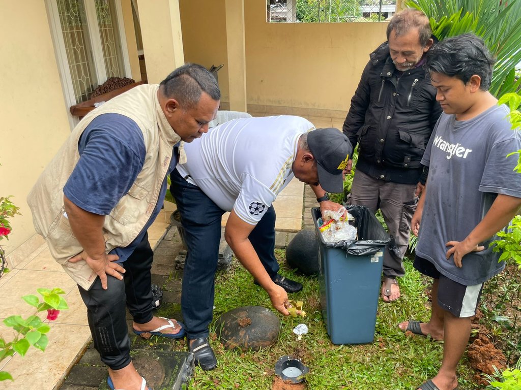 Warga Bukit Nusa Indah Kecamatan Ciputat, Membuat Biopori sebagai upaya mengurangi sampah dari hulu. Foto/ Jupri Nugroho Warga Bukit Nusa Indah