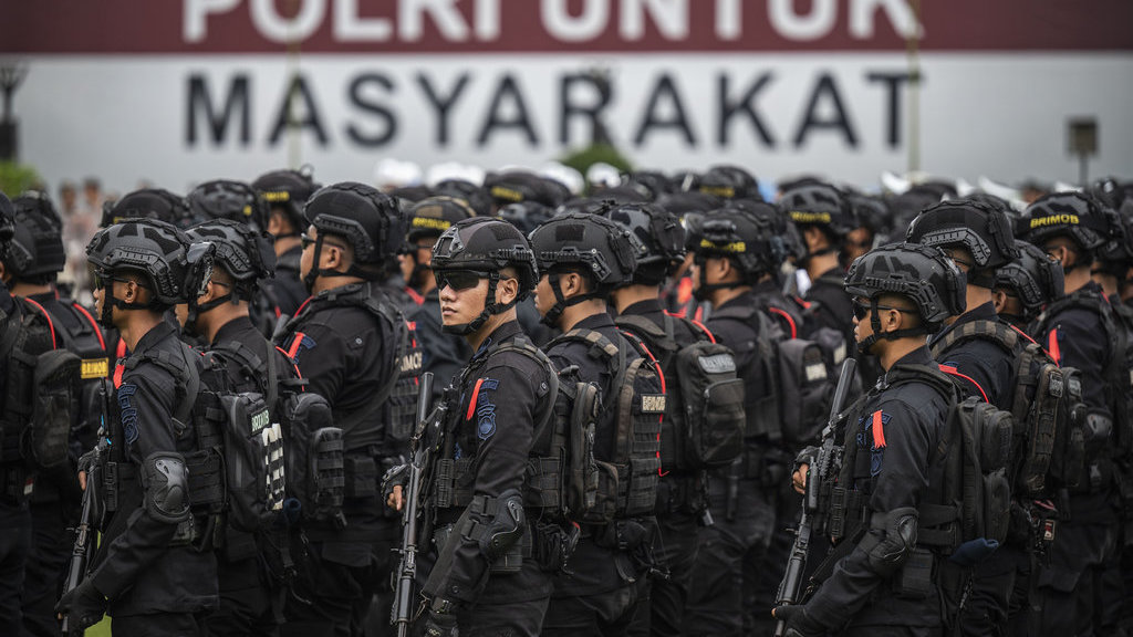 Personel Korps Brimob Polri mengikuti Apel Gelar Pasukan Operasi Kepolisian Terpusat Lilin 2025 di Polda Jawa Tengah, Semarang, Jawa Tengah, Jumat (19/12/2025).ANTARA FOTO/Aprillio Akbar/sgd Apel gelar pasukan Operasi Lilin Polda Jateng