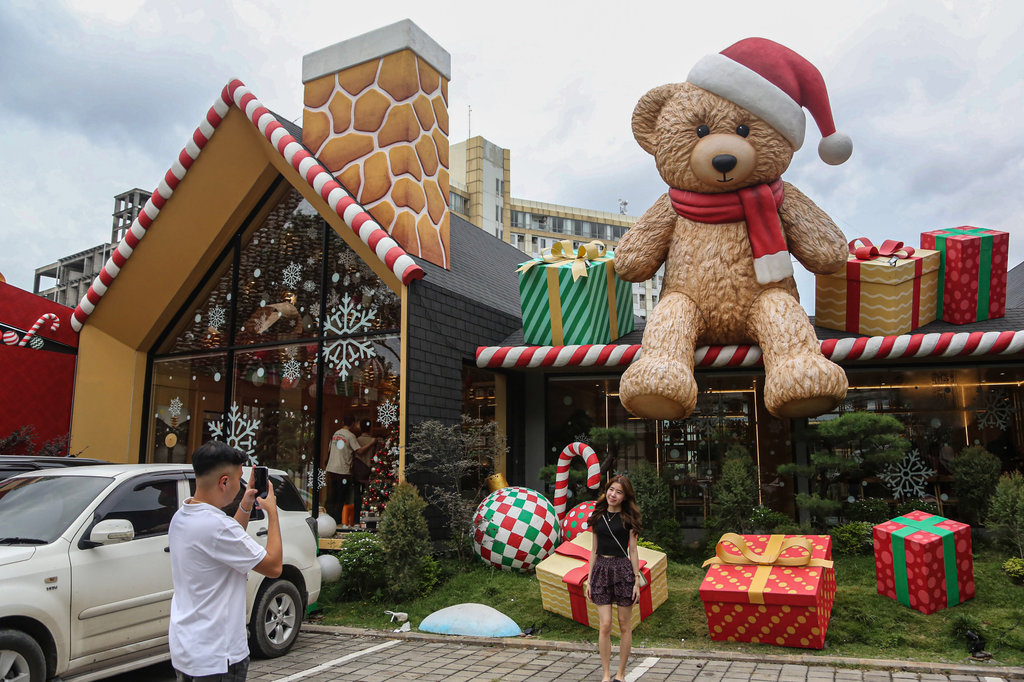Pengunjung berfoto di depan dekorasi Natal yang dipajang di salah satu restoran makanan di Jalan Diponegoro, Semarang, Jawa Tengah, Jumat (19/12/2025). Sejumlah dekorasi hiasan dan pohon Natal yang dipajang di restoran makanan siap saji masakan khas Jepang tersebut untuk menyemarakkan perayaan Natal 2025 sekaligus sebagai upaya menarik pengunjung. ANTARA FOTO/Makna Zaezar/tom. Dekorasi Natal di restoran