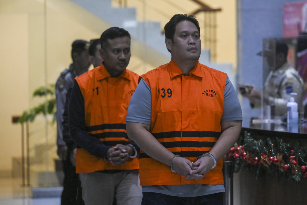 Kepala Kejaksaan Negeri (Kajari) Hulu Sungai Utara (HSU) Albertinus Parlinggoman Napitupulu (kanan) bersama Kepala Seksi Intelijen (Kasi Intel) Kejari HSU Asis Budianto (kiri) berjalan mengenakan rompi tahanan usai terjaring operasi tangkap tangan (OTT) di Gedung Merah Putih KPK, Jakarta, Sabtu (20/12/2025). KPK menahan Albertinus Parlinggoman Napitupulu dan Asis Budianto setelah ditetapkan sebagai tersangka kasus dugaan tindak pidanq korupsi pemerasan dalam proses penegakan hukum di Kejari HSU. ANTARA FOTO/Hafidz Mubarak A/rwa. KPK tahan Kajari Hulu Sungai Utara