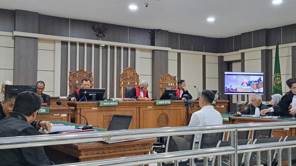 Dicky Syahbandinata, Kepala Divisi Korporasi dan Komersial Bank bjb duduk di kursi pesakitan saat sidang dakwaan di Pengadilan Tipikor Semarang, Selasa (23/12/2025). tirto.id/Baihaqi Annizar Sidang Dicky Syahbandinata