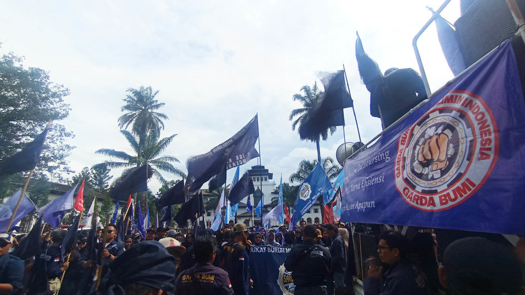 Massa aksi yang tergabung dalam Serikat Buruh Se-Jabar mengawal penetapan UMK/UMP di Gedung Sate, Kota Bandung, Rabu (24/12). tirto.id/Amad NZ. Aksi Serikat Buruh Jabar