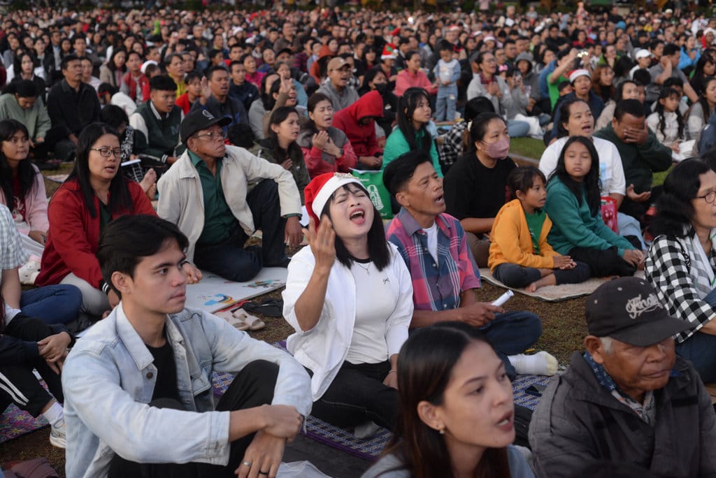 Umat Kristen menyanyikan lagu puji-pujian saat mengikuti perayaan Natal bersama di Alun-alun Pancasila, Salatiga, Jawa Tengah, Kamis (25/12/2025). ANTARA FOTO/Aloysius Jarot Nugroho/rwa. Perayaan Natal bersama umat Kristiani di Salatiga