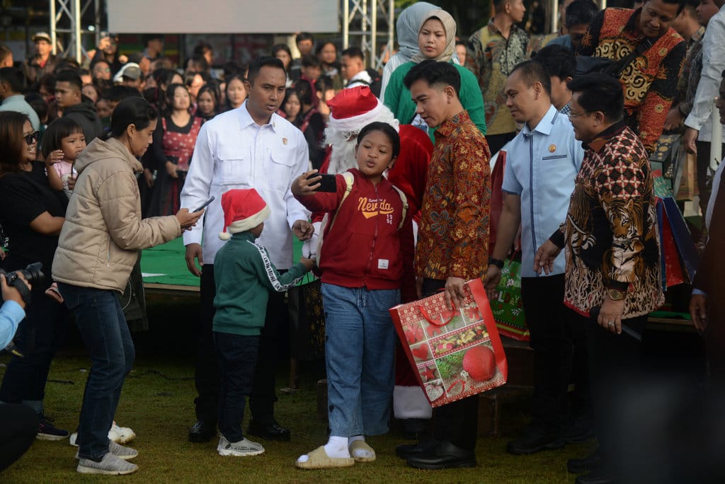 Wakil Presiden Gibran Rakabuming Raka (kanan ketiga) melayani permintaan swafoto seorang anak saat menghadiri perayaan Natal bersama 2025 di Alun-alun Pancasila, Salatiga, Jawa Tengah, Kamis (25/12/2025). ANTARA FOTO/Aloysius Jarot Nugroho/rwa. Wapres menghadiri Natal bersama di Salatiga