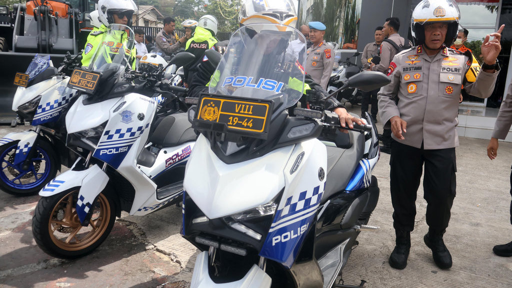 Kapolda Jabar Irjen Pol Rudi Setiawan (kanan) meninjau jalur wisata Puncak menggunakan sepeda motor di Gadog, Kabupaten Bogor, Jawa Barat, Jumat (26/12/2025). ANTARA FOTO/Yulius Satria Wijaya/wpa. Kapolda Jabar tinjau jalur wisata Puncak Bogor