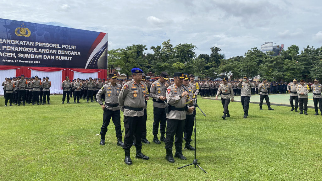Apel pemberangkatan personel polri dalam rangka penanggulangan bencana di wilayah Aceh, Sumbar, dan Sumut di Lapangan Bhayangkara Mabes Polri, Jakarta Selatan, Jumat (26/12/2025). tirto.id/Rahma Dwi Safitri Apel Pemberangkatan Personel Polri