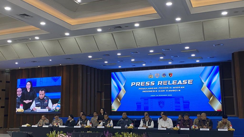 Dirtipidter Bareskrim Polri, Brigjen Mohammad Irhamni dalam konferensi pers, Jumat (26/12/2025). tirto.id/Rahma Dwi Safitri Konpers Polri Pulangkan WNI Korban TPPO di Kamboja