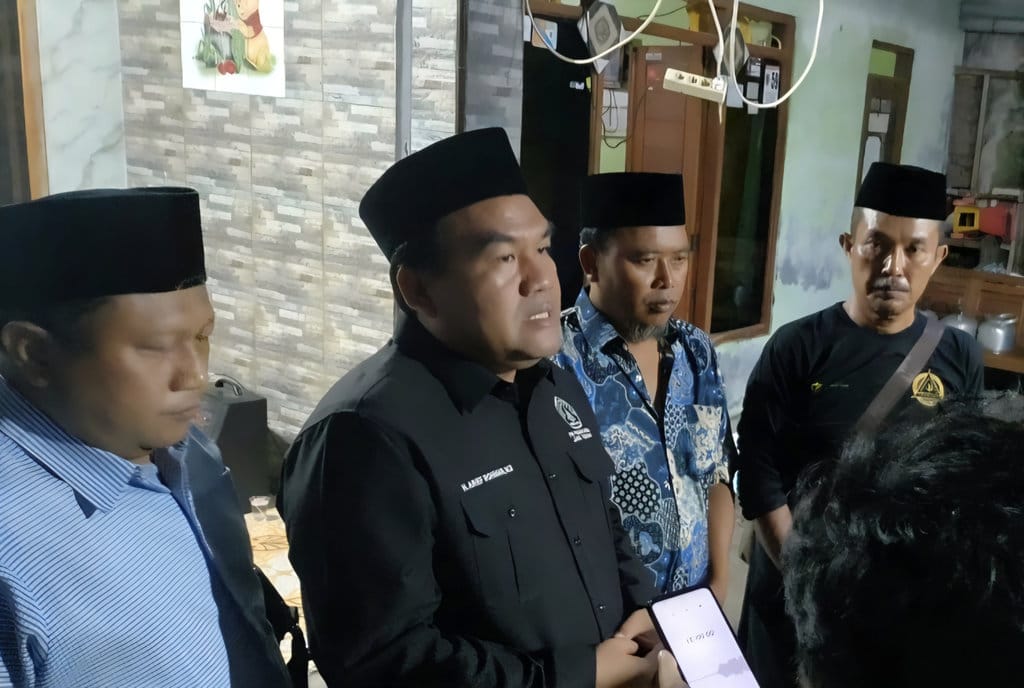 Ketua PW Pagar Nusa Jateng, Arief Rohman (kedua dari kiri), usai bertakziah di rumah korban, di Semarang, Senin (29/12/2025) malam. (FOTO/dok. pagar nusa) Pengeroyokan Pesilat Pagar Nusa di Semarang-Demak
