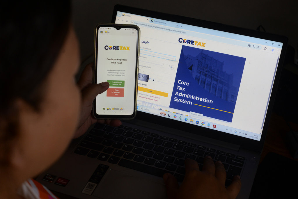 Warga mengakses laman sistem perpajakan digital Coretax di Boyolali, Jawa Tengah, Selasa (30/12/2025). ANTARA FOTO/Aloysius Jarot Nugroho/tom. Aktivasi akun perpajakan Coretax