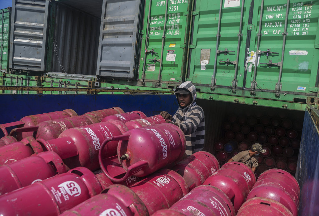 Pekerja menyusun tabung gas LPG yang kosong untuk dimasukkan ke dalam kontainer di Pelabuhan Ahmad Yani Ternate, Maluku Utara, Selasa (30/12/2025). ANTARA FOTO/Andri Saputra/foc. Pengiriman tabung gas LPG ke Surabaya di Ternate